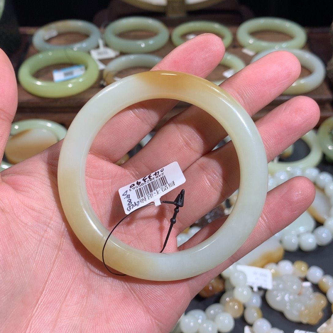 和田玉手镯未镶嵌朝新疆且末金山矿老料天地糖暖白手镯