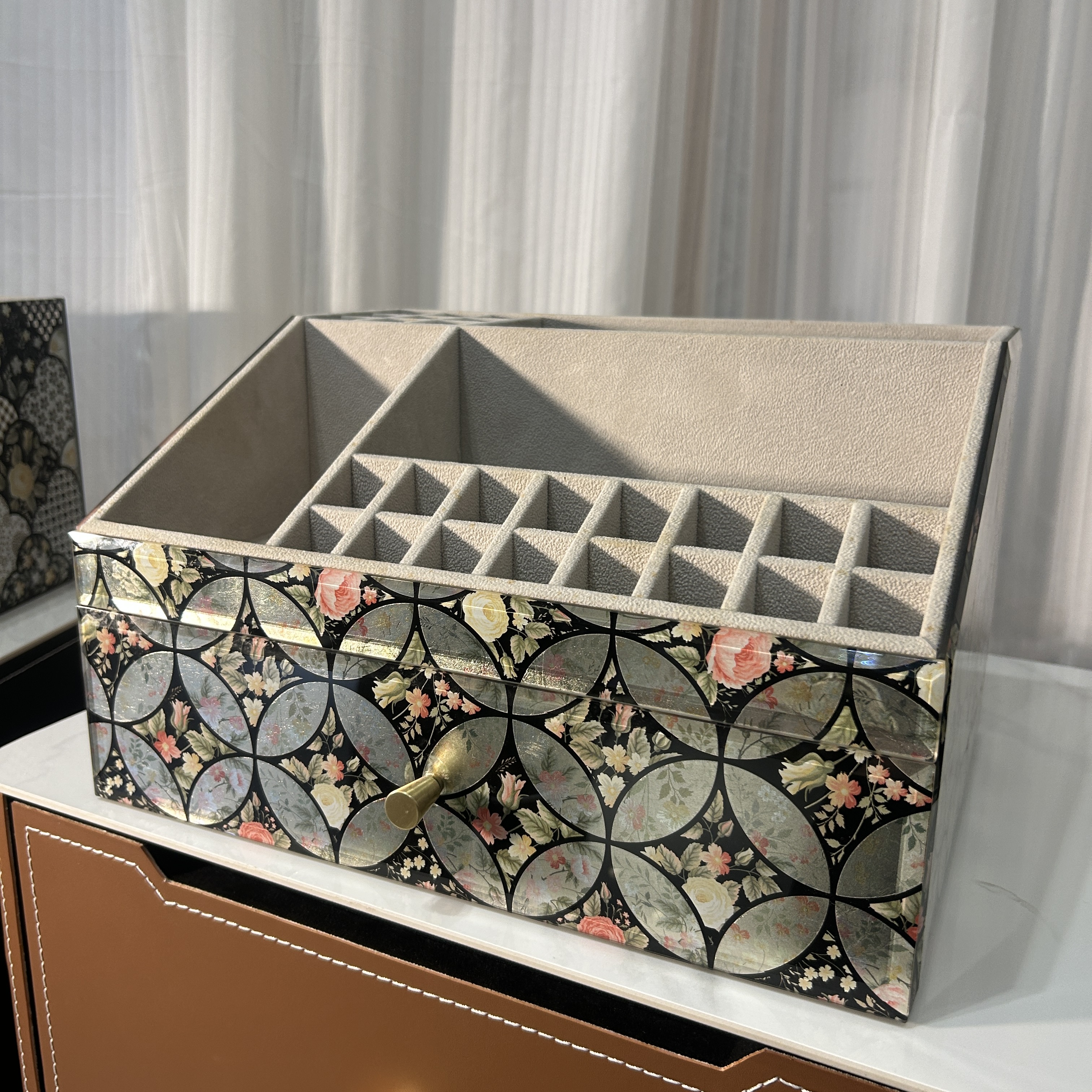 【喜悦家具】样品 有瑕 不支持退换 珠宝柜  送朋友氛围浪漫