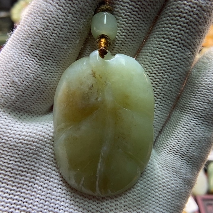 吊坠(赠链)未镶嵌岫岩老玉（透闪石质玉）