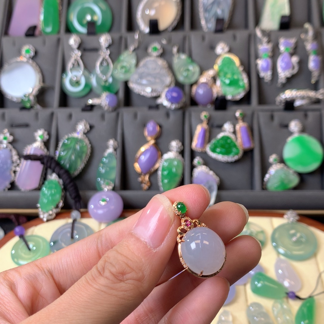 翡翠颈饰18K金镶嵌吊坠