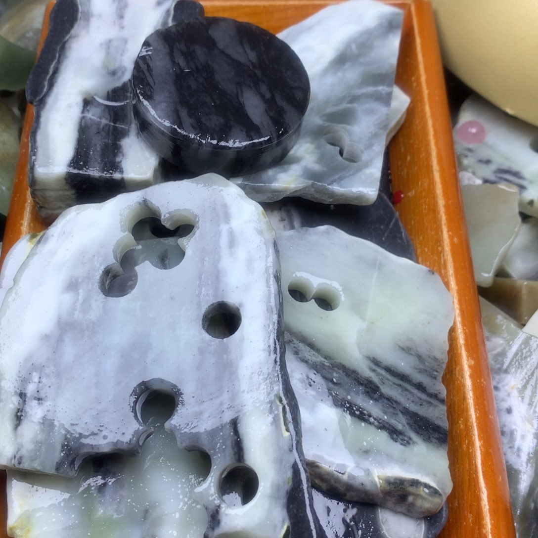 和田玉（糖玉）未镶嵌颈饰人**途