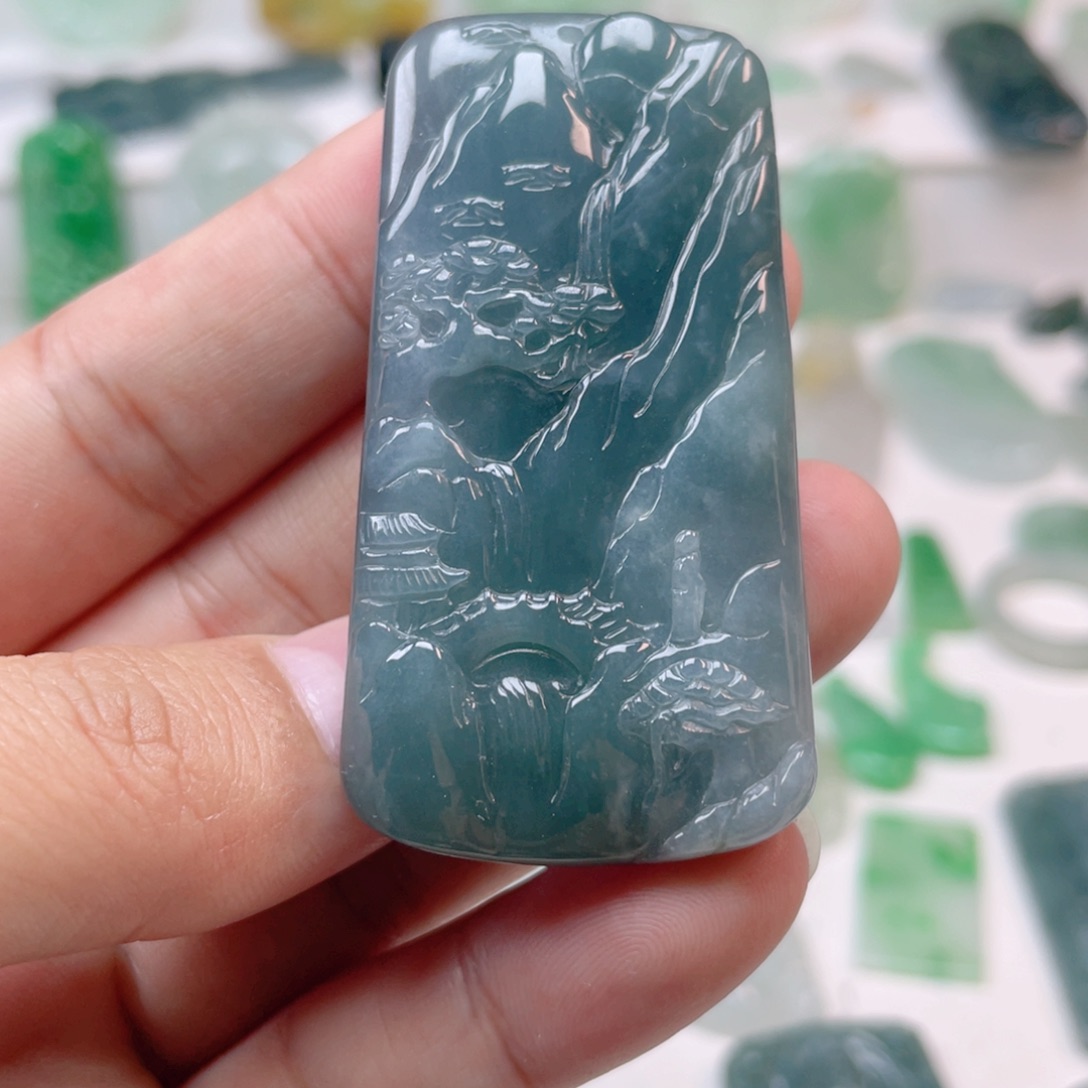 翡翠颈饰未镶嵌山水