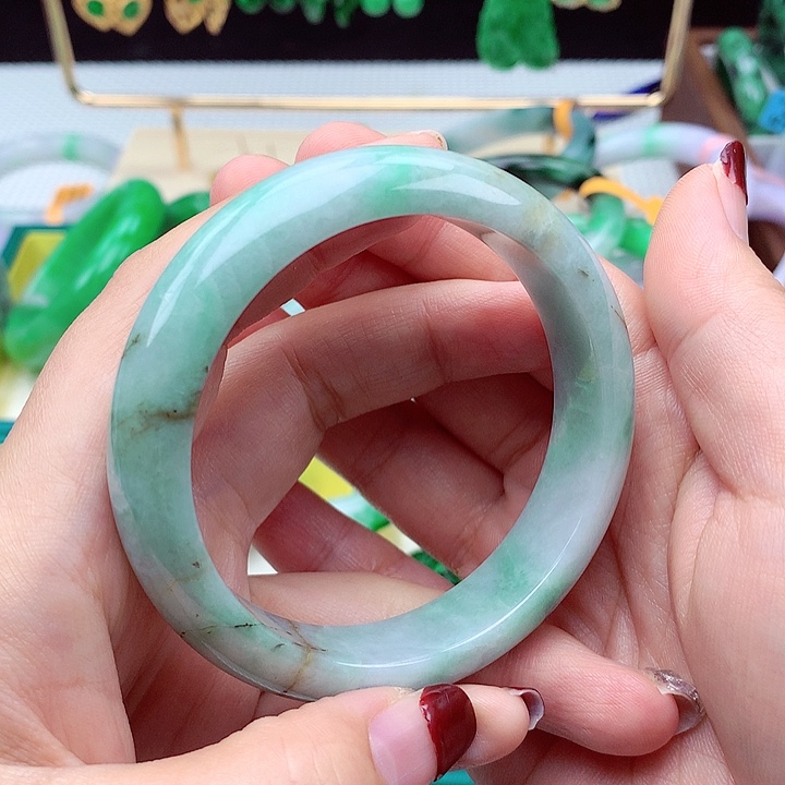 翡翠手镯未镶嵌翡翠