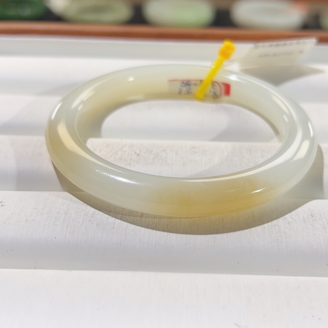 和田玉手镯未镶嵌瓶*