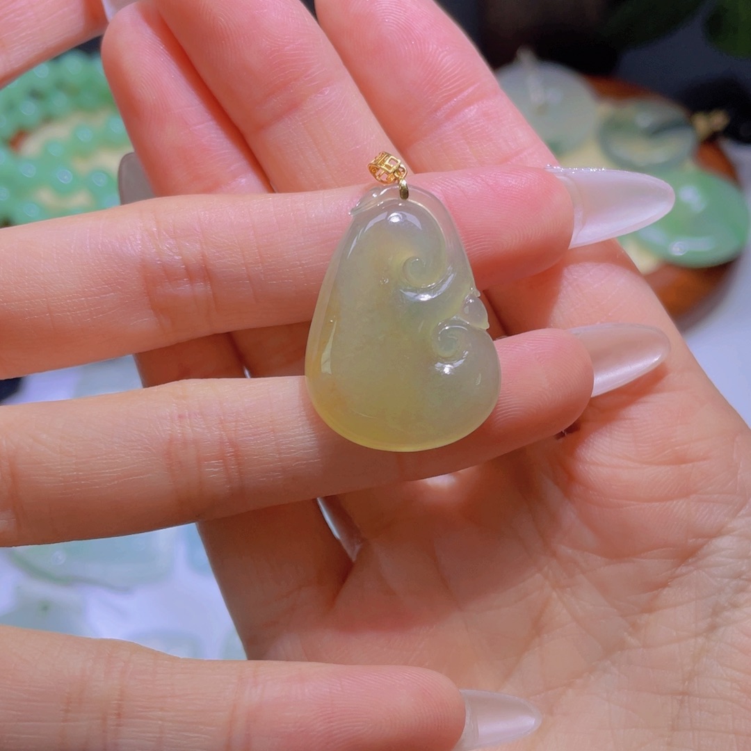 翡翠颈饰18K金镶嵌如意