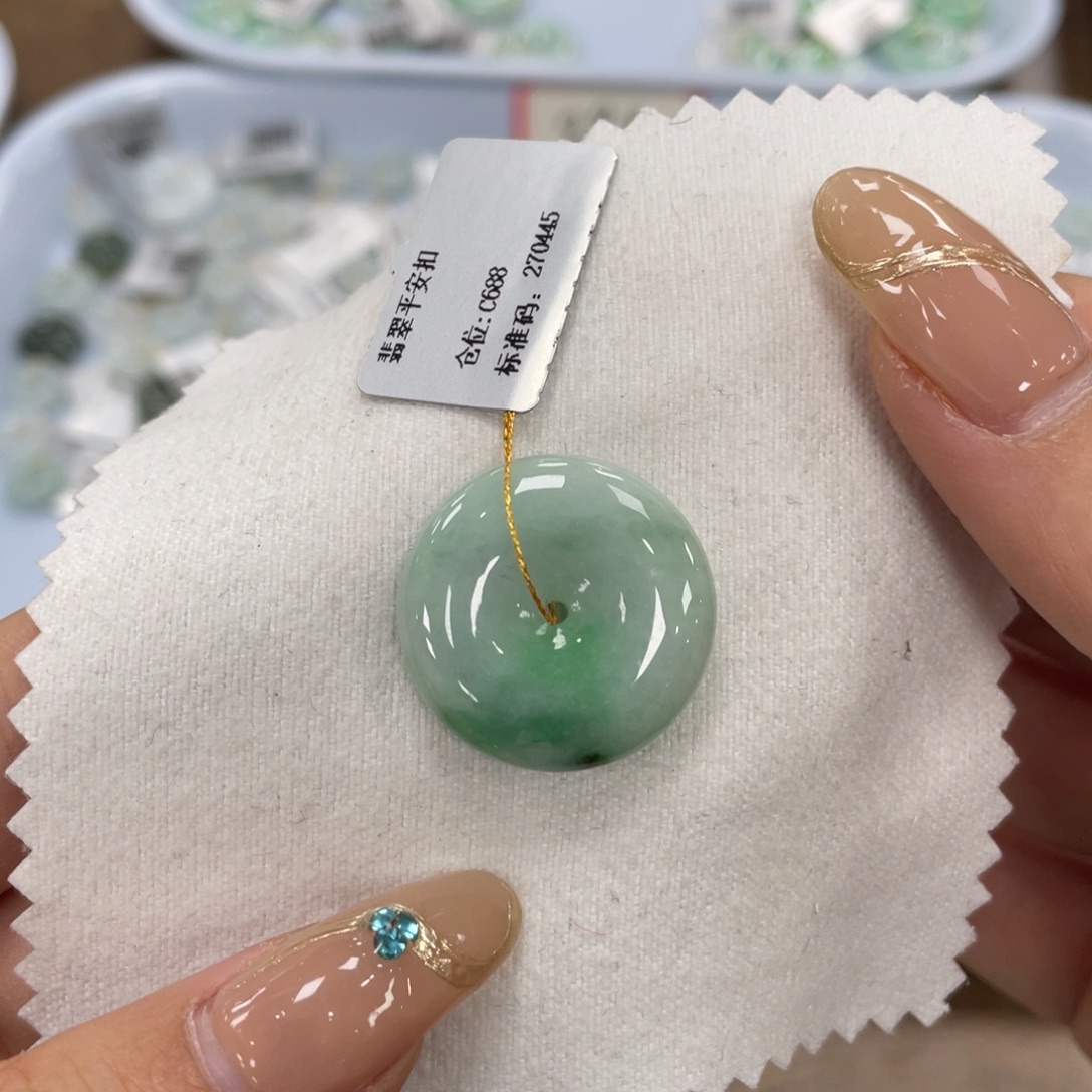 翡翠未镶嵌颈饰平安扣