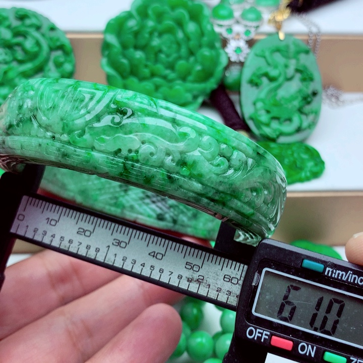 翡翠未镶嵌手镯．．．．．．