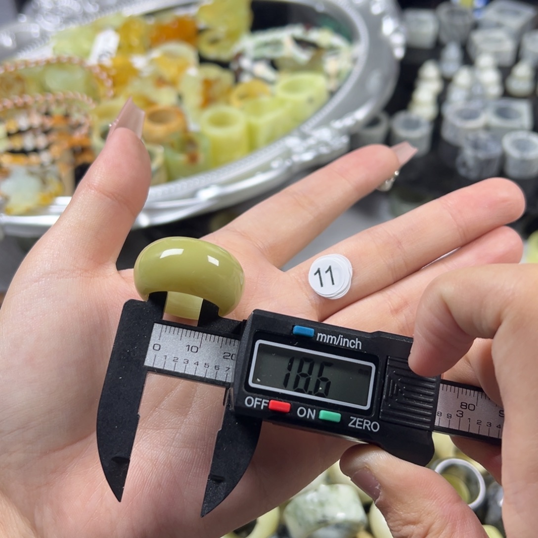 蛇纹石玉未镶嵌戒指