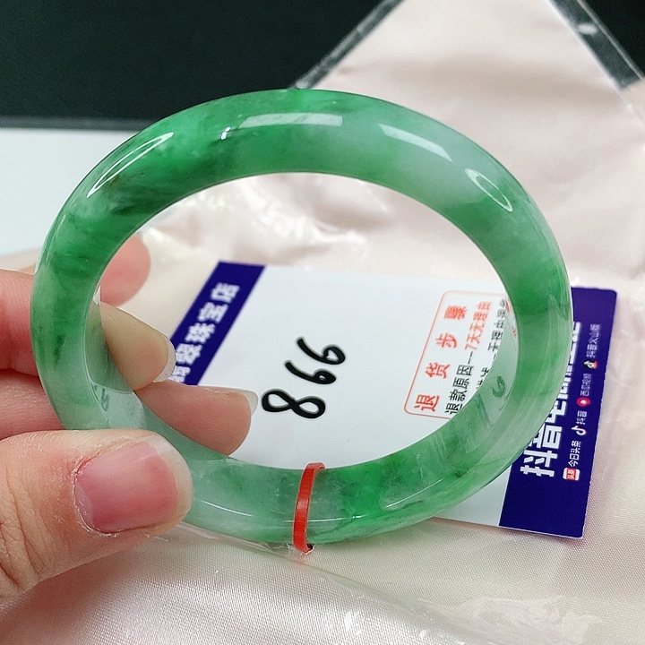 翡翠手镯未镶嵌翡翠