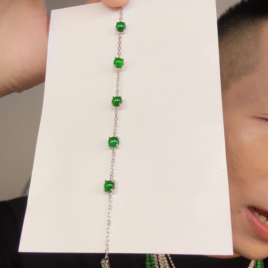 翡翠未镶嵌颈饰一件