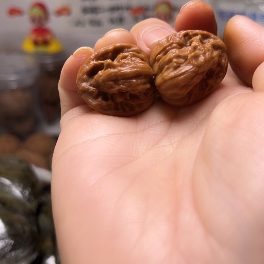 野生小众红皮红狮子核桃