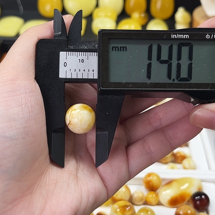 狗***哥琥珀颈饰未镶嵌圆珠