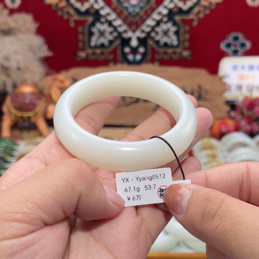 未镶嵌手镯和田玉优雅和田玉手镯