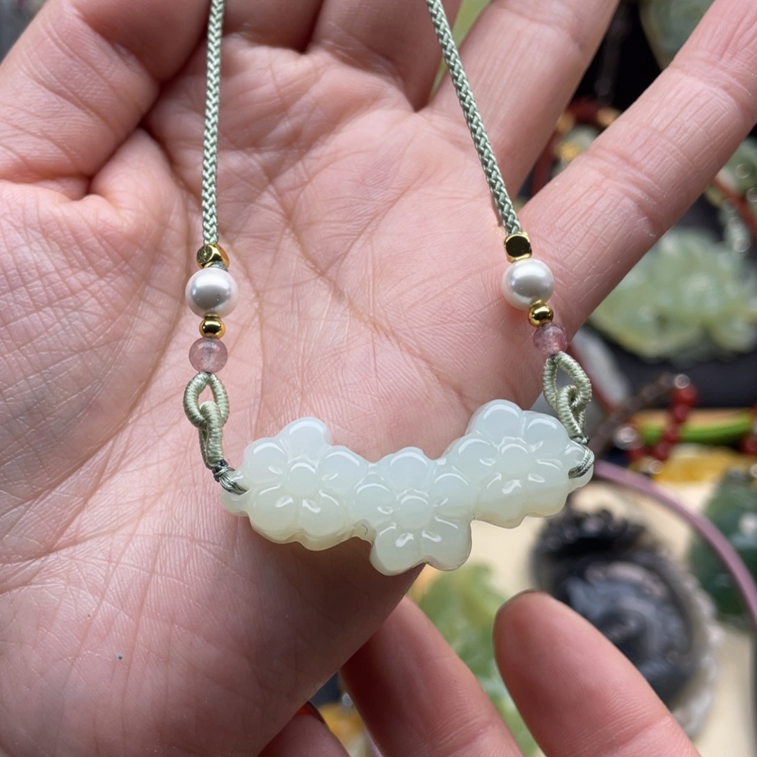 蛇纹石玉颈饰未镶嵌