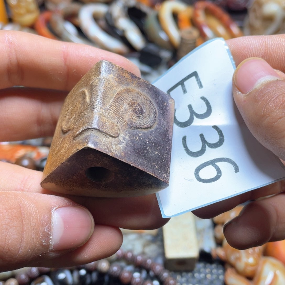 和田玉（糖玉）笔搁未镶嵌