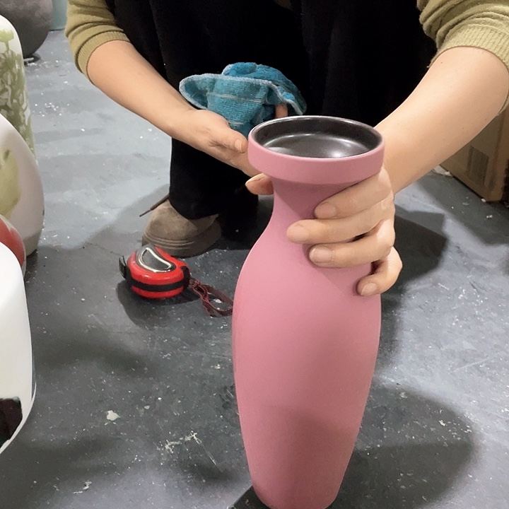 陶瓷花瓶，茶杯、茶具。