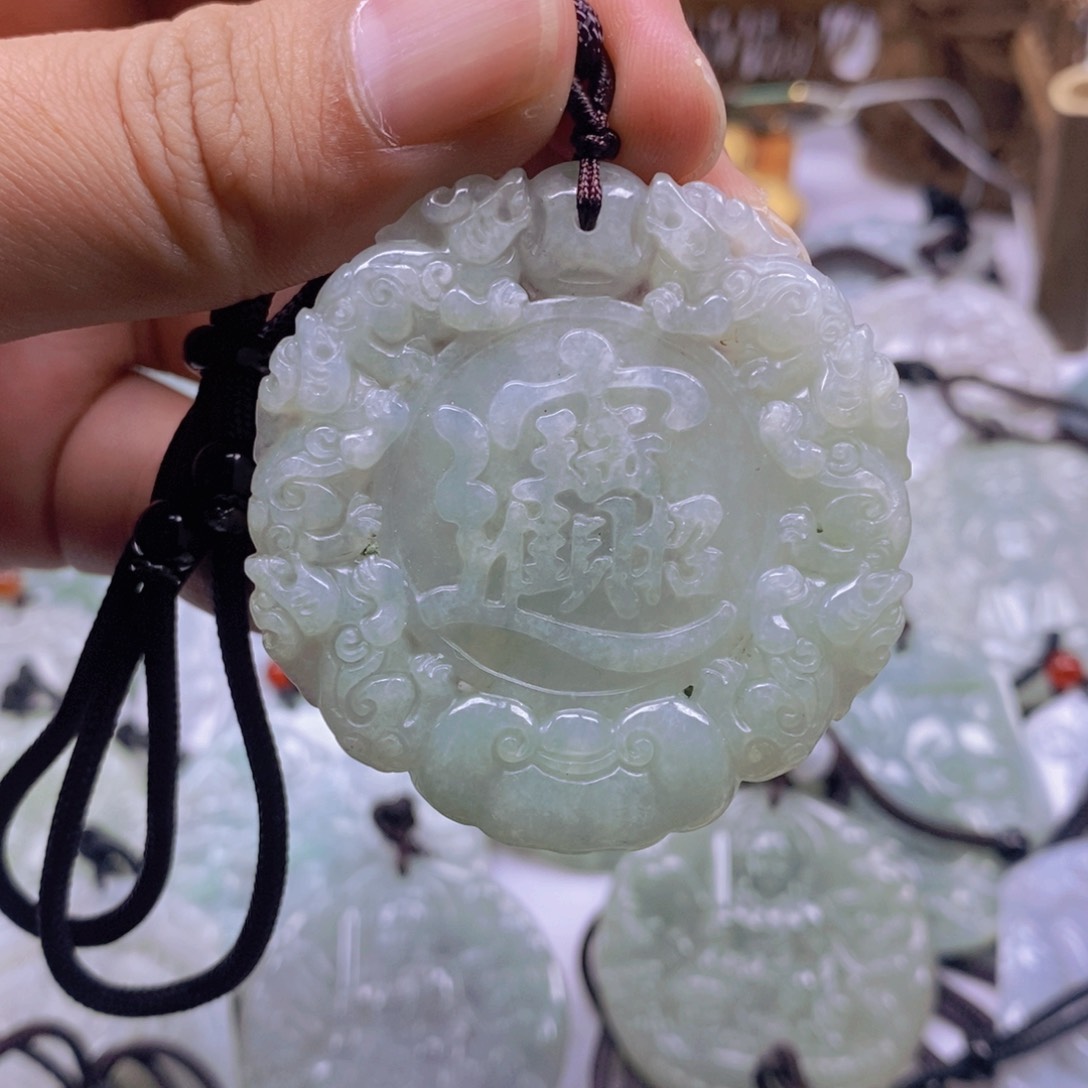 翡翠颈饰未镶嵌翡翠