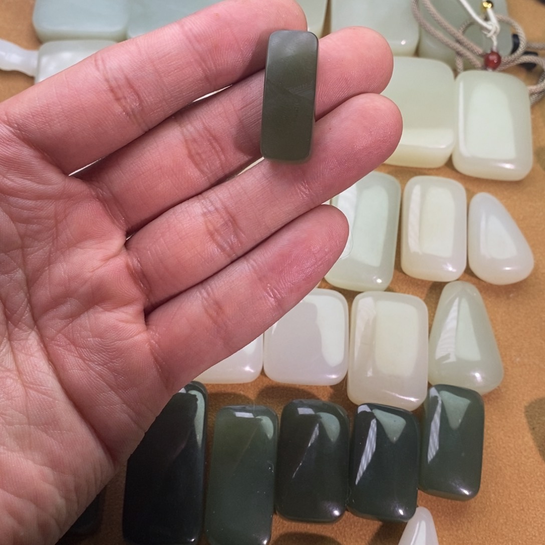 和田玉颈饰未镶嵌微瑕有包容