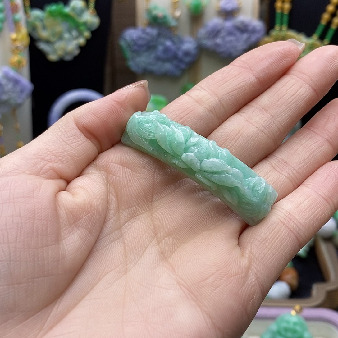 翡翠颈饰未镶嵌天然