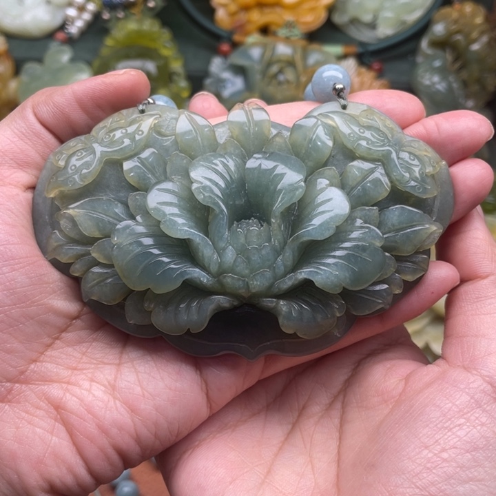 蛇纹石玉吊坠合金