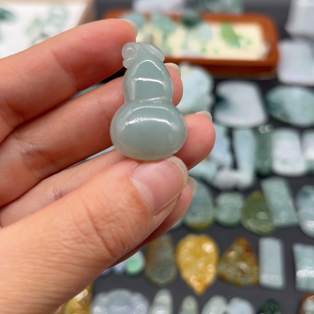 翡翠未镶嵌颈饰葫芦