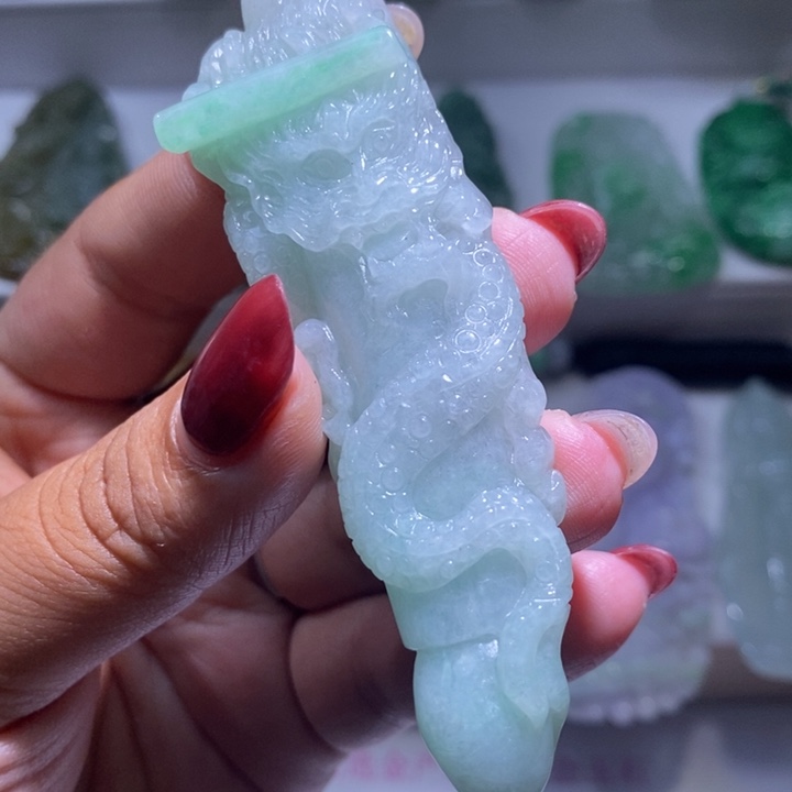 【闪购商品】翡翠未镶嵌颈饰龙笔