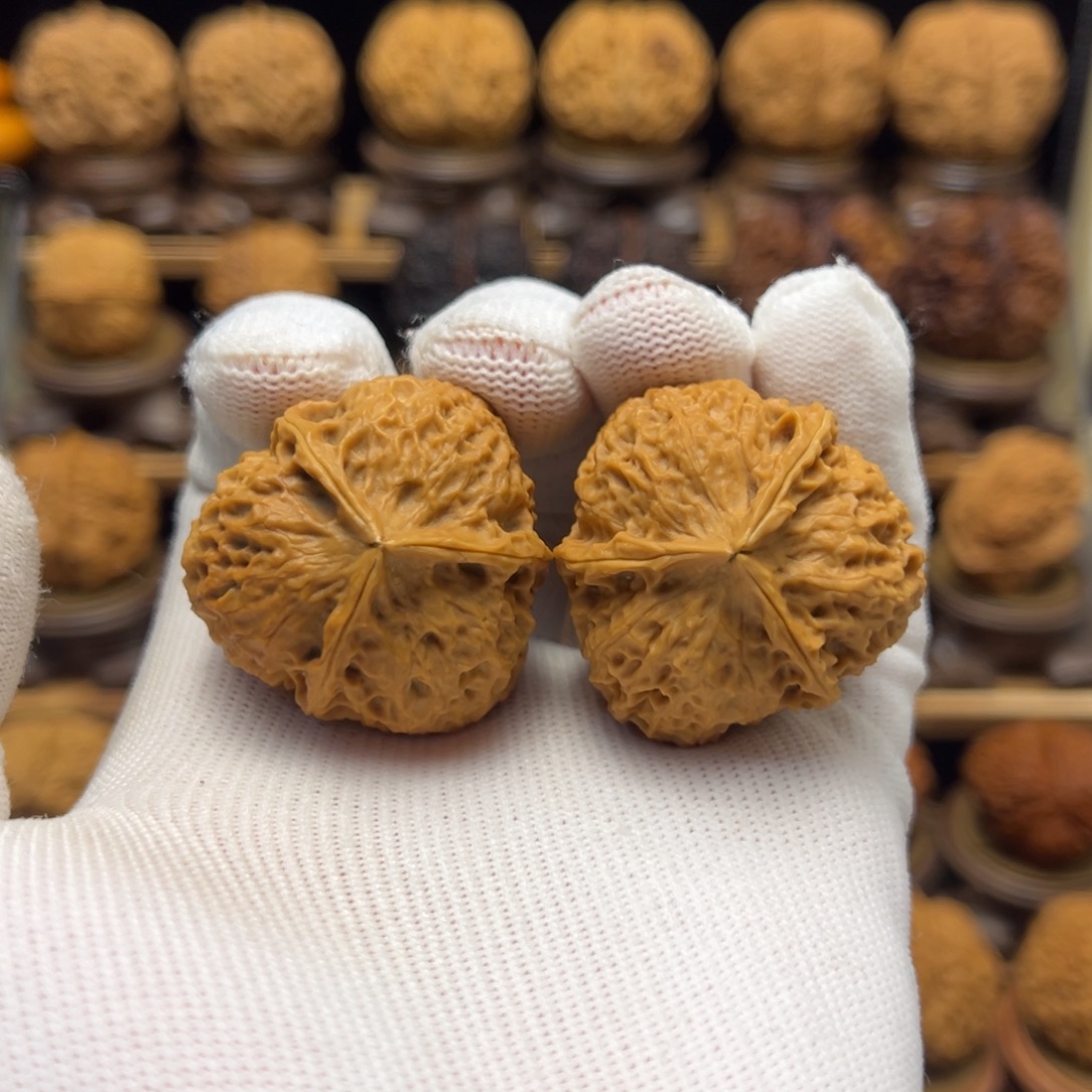 拳***妹文玩核桃把件37mm绣球三棱。