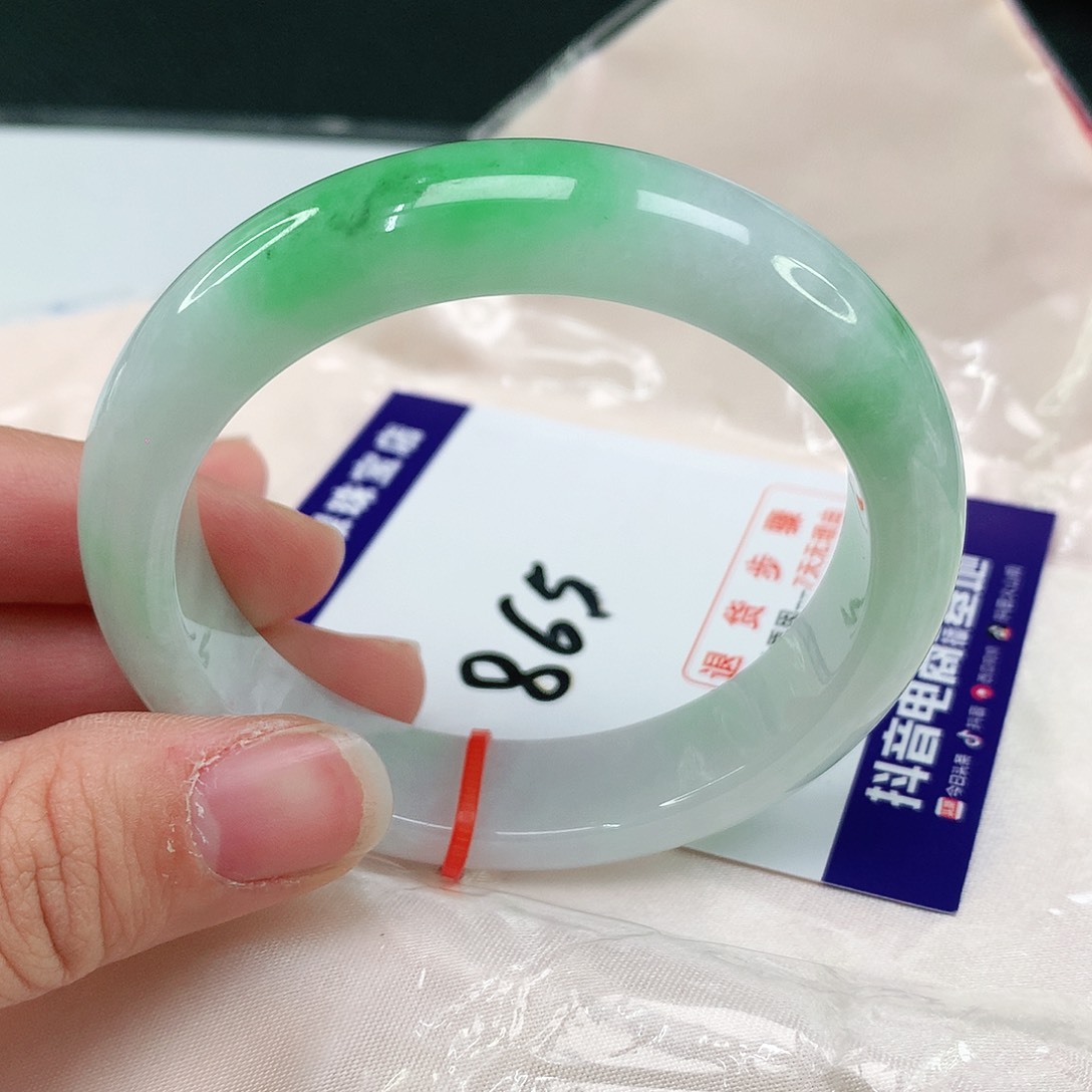 翡翠手镯未镶嵌翡翠