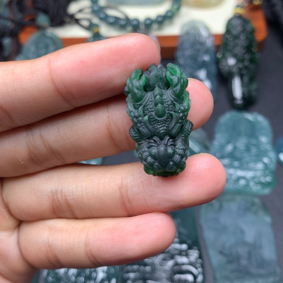 A***E翡翠未镶嵌颈饰龙头