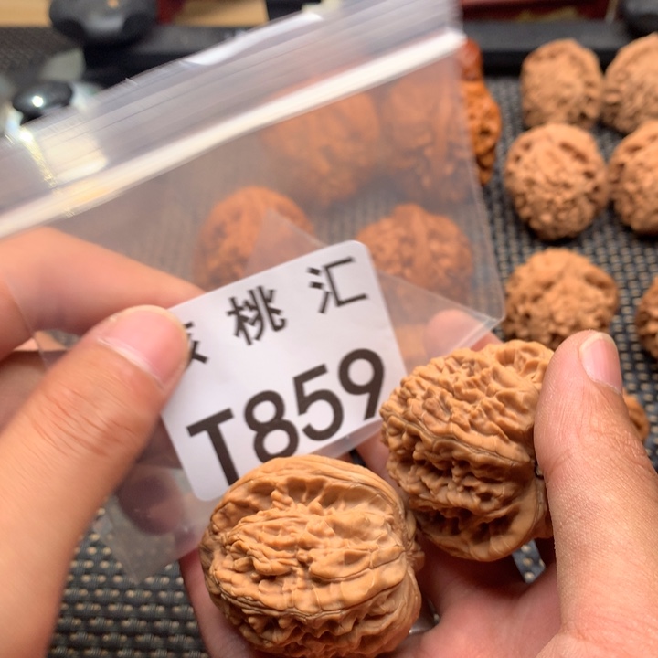 文玩核桃吊坠望月