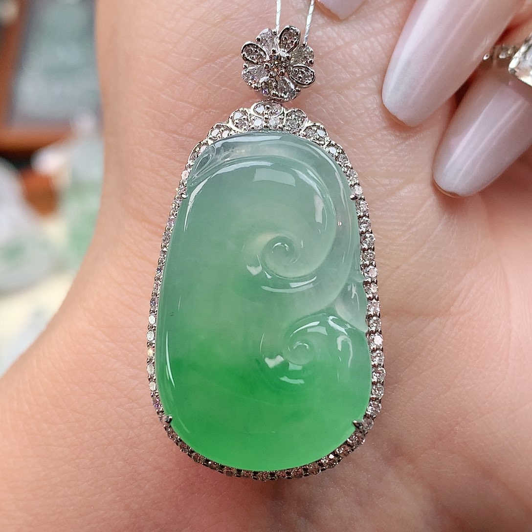 颈饰18K金镶嵌翡翠如意