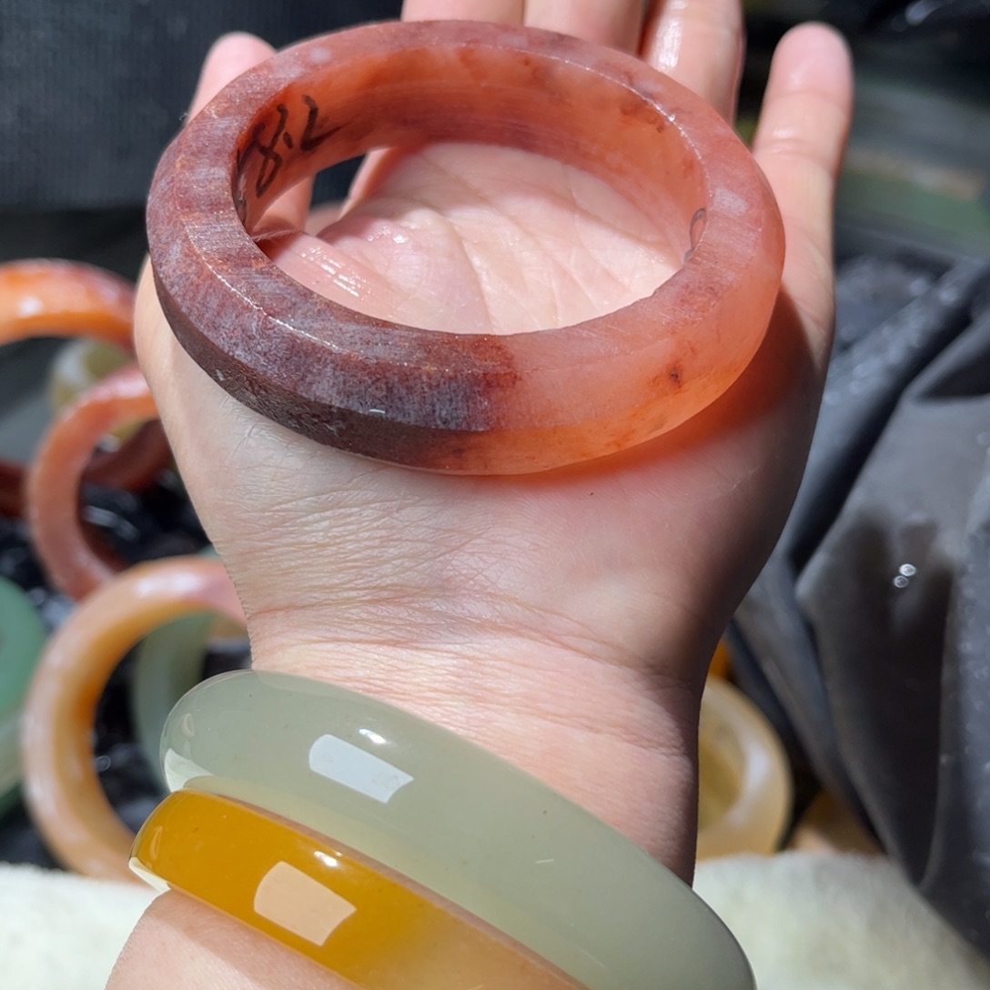 顺***意石英质玉未镶嵌手镯