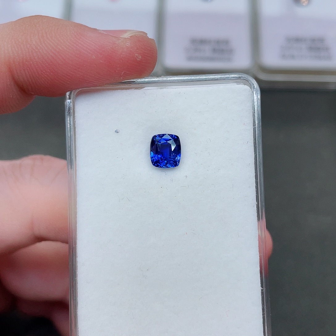 蓝宝石裸石未镶嵌1.52克拉无烧皇家蓝吉尔德证书