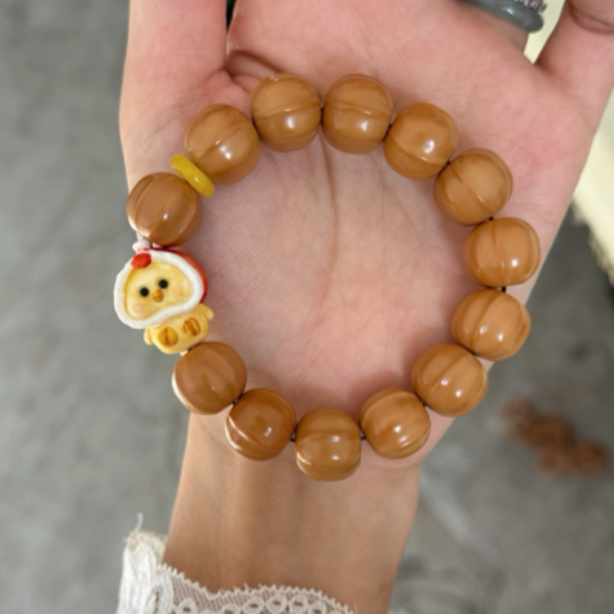 猴头鲨鱼背手串搭配萌萌小黄鸡手串