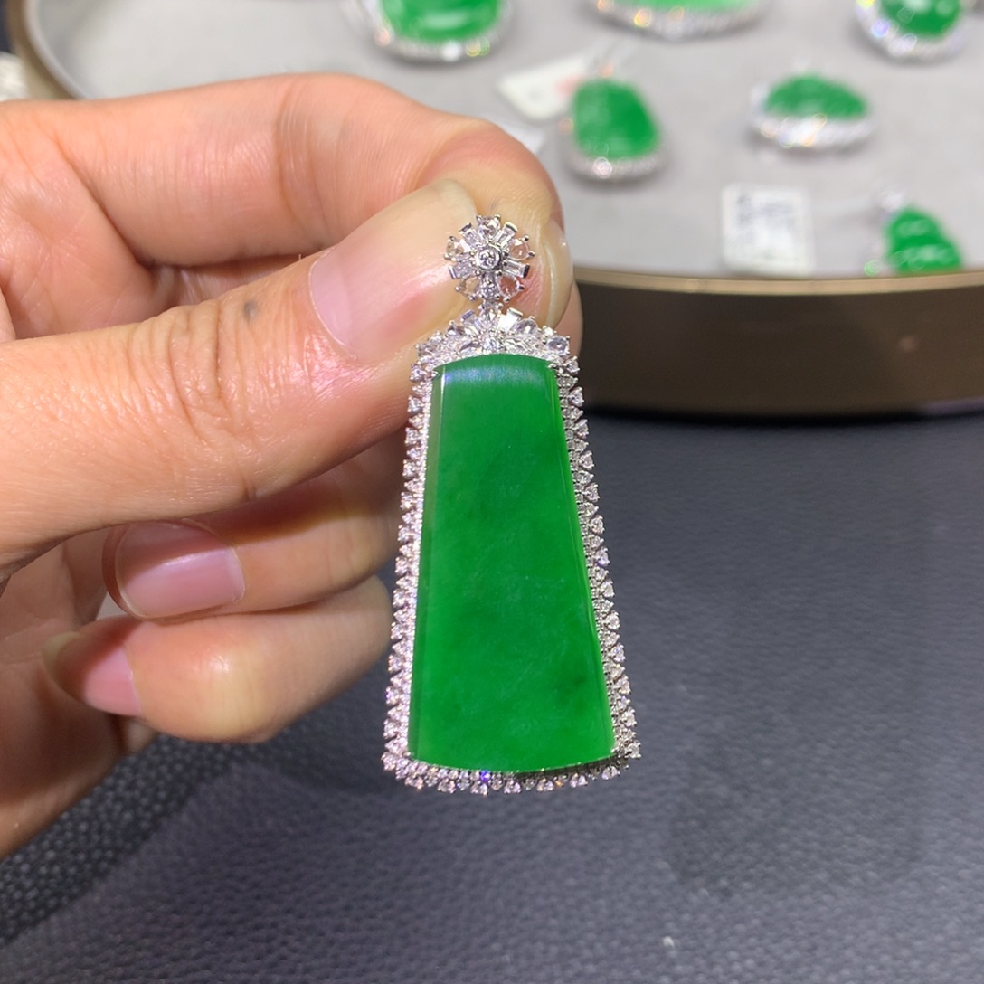 翡翠颈饰18K金镶嵌翡翠