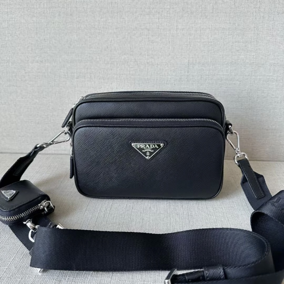 99新 Prada/普拉达 都市简约包十字纹牛皮款斜跨包挎包