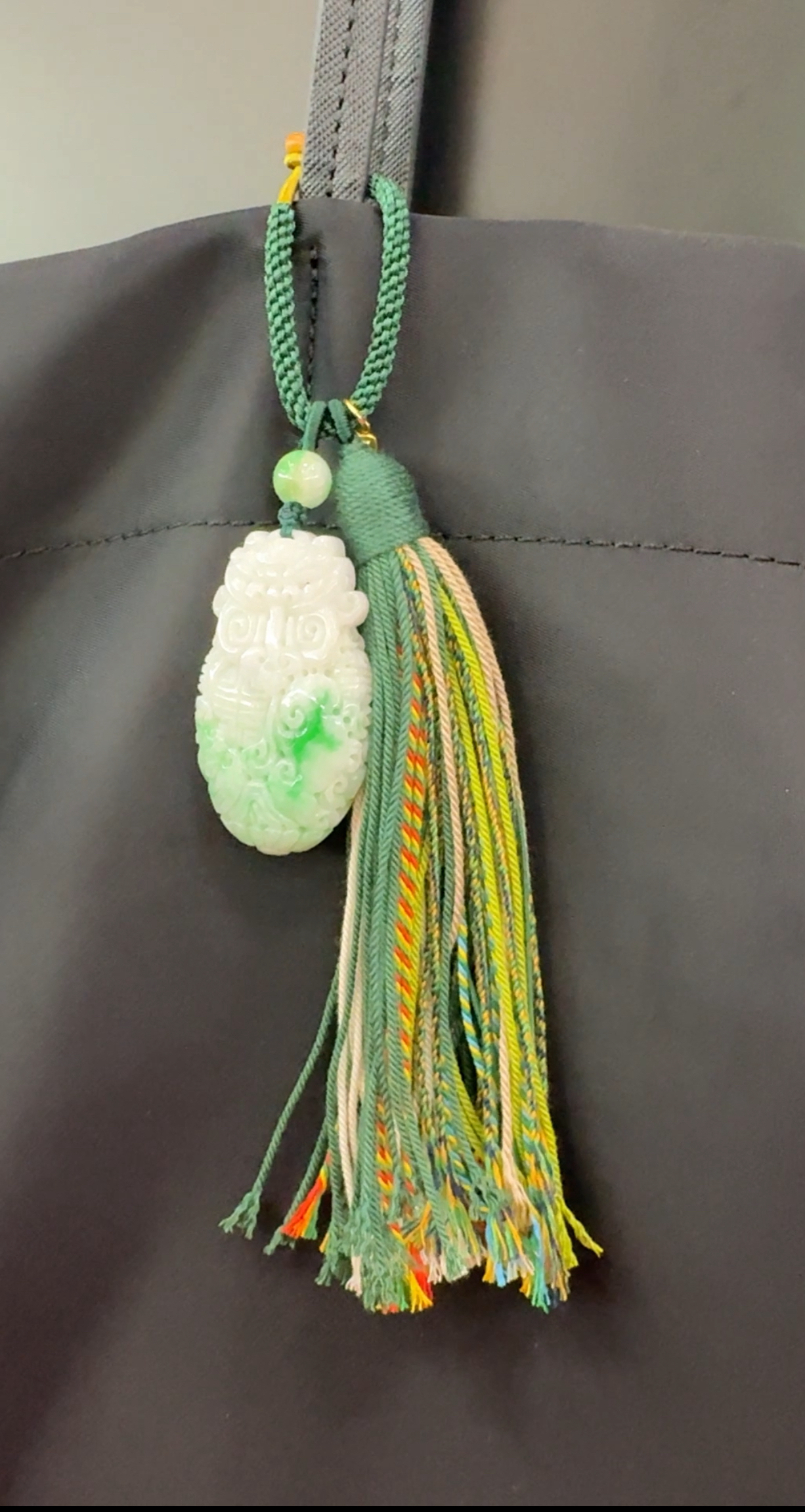 缅甸翡翠A货通花雕刻飘阳绿包包挂 车挂裸石：50.5*29.7*11.9