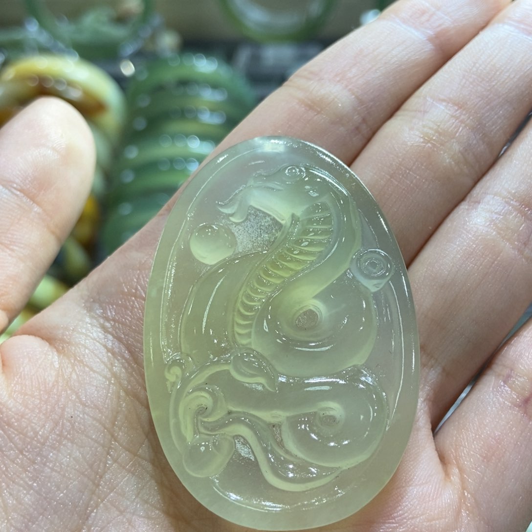 蛇纹石玉手镯未镶嵌蛇牌