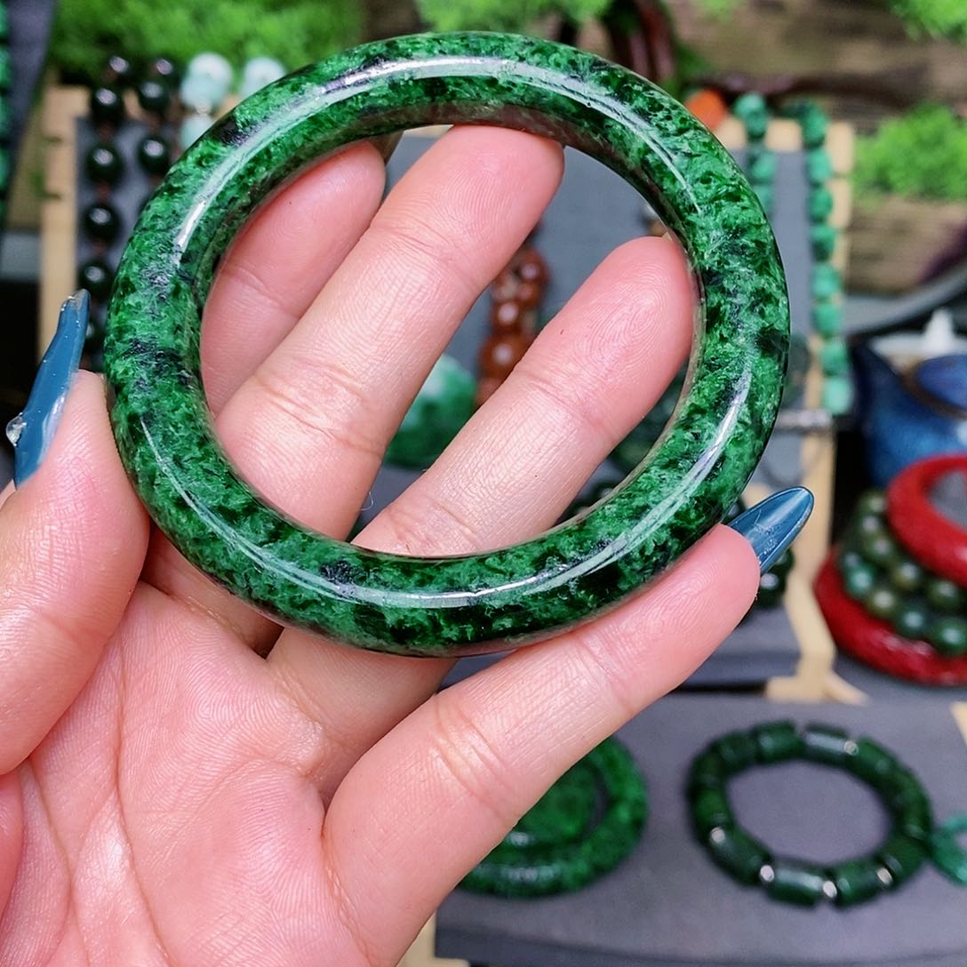翡翠手镯未镶嵌小*呀漂亮美眉