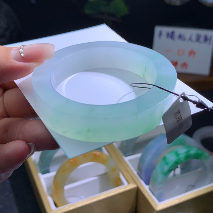 定制翡翠未镶嵌翡翠手镯