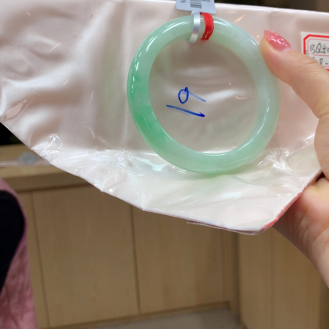 翡翠手镯未镶嵌恒****询不退不换