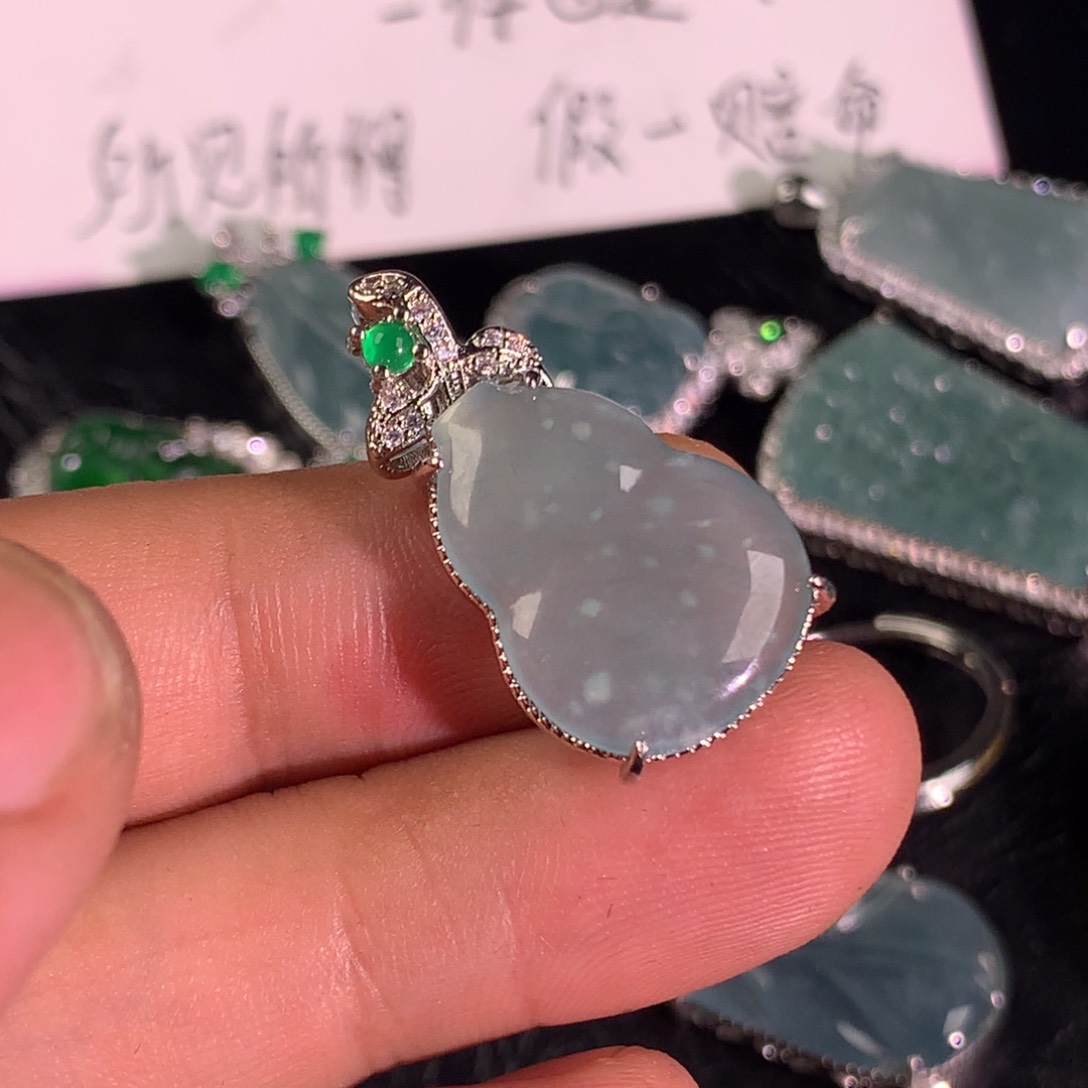 翡翠未镶嵌颈饰葫芦