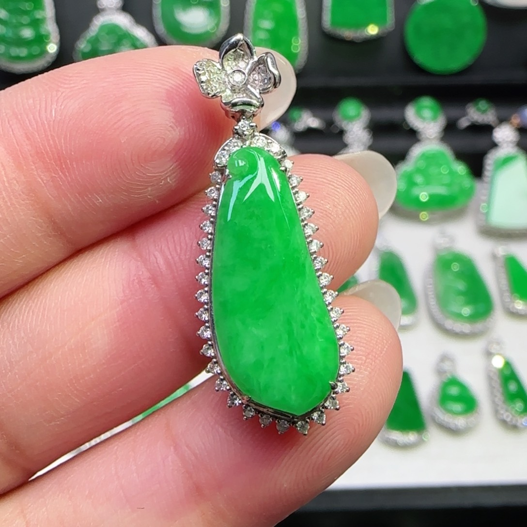 翡翠18K金镶嵌颈饰吊坠