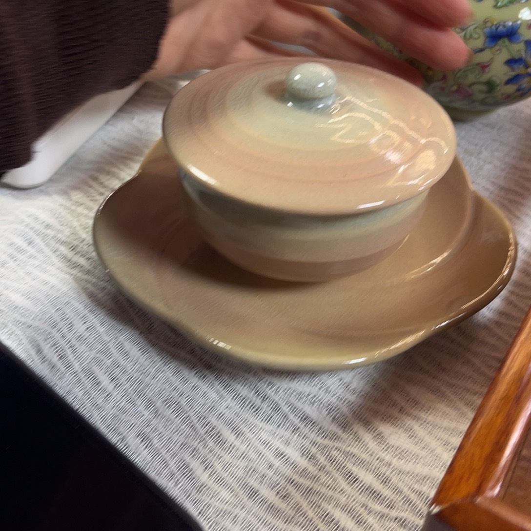 瓷片萩烧盖杯和花形盘子