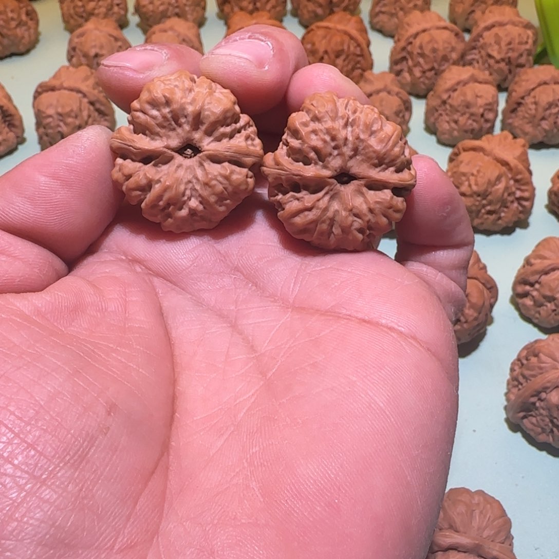 文玩核桃吊坠智****）蛤蟆头核桃 32