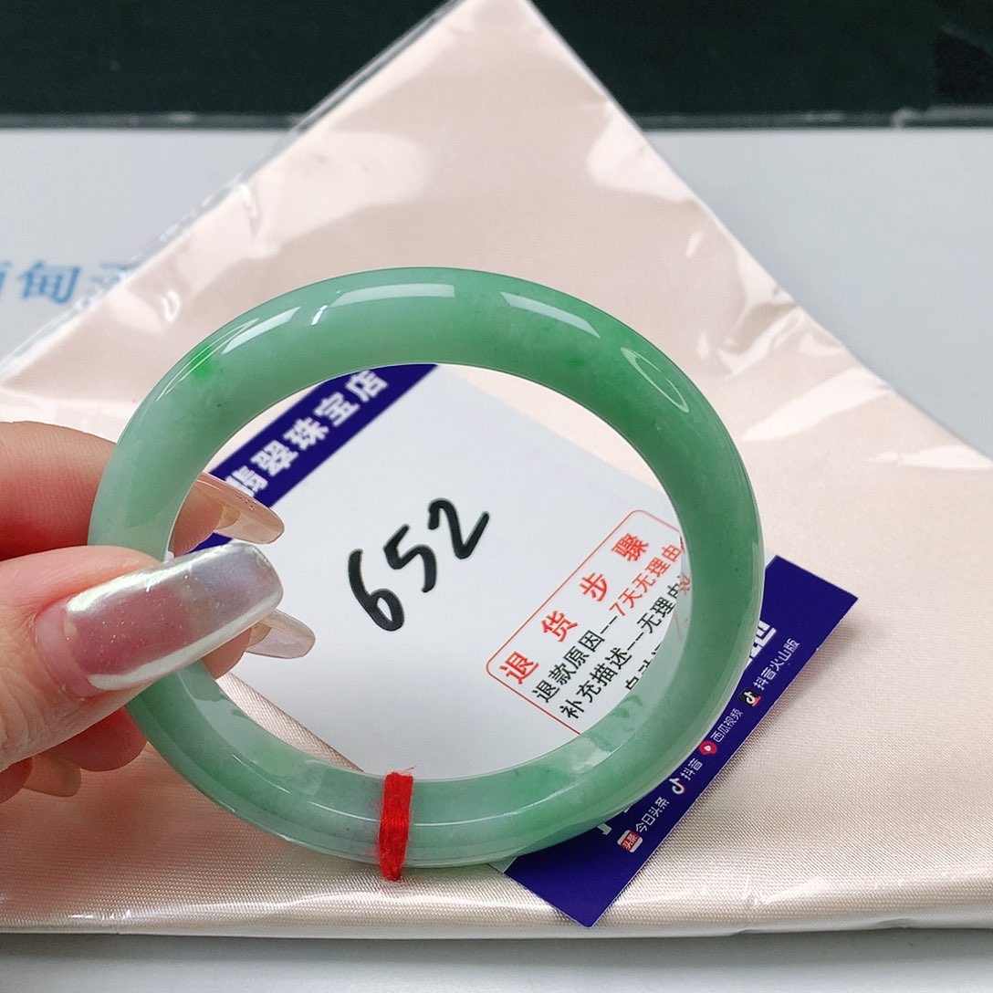 翡翠手镯未镶嵌翡翠手镯
