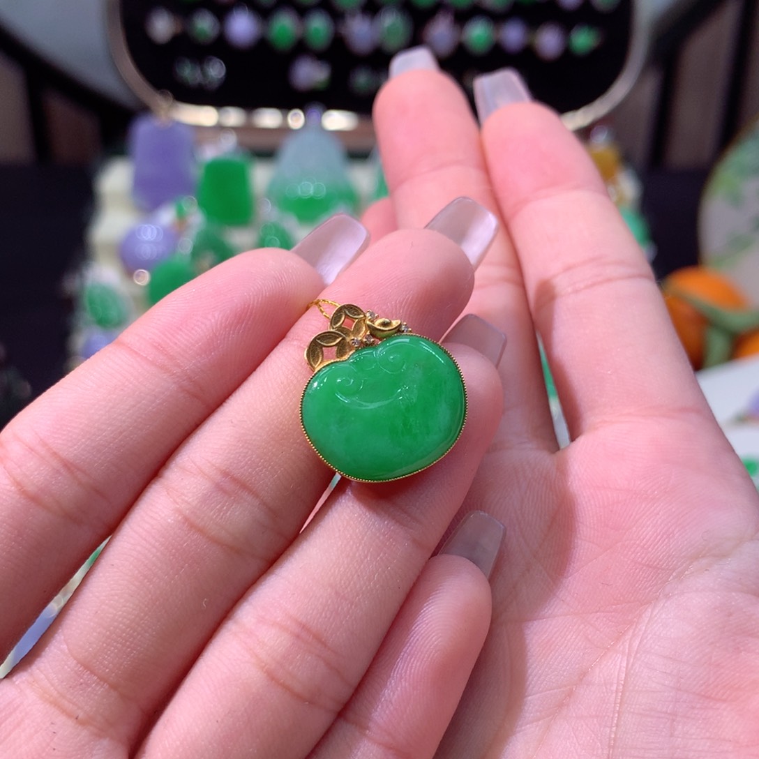 翡翠颈饰18K金镶嵌翡翠