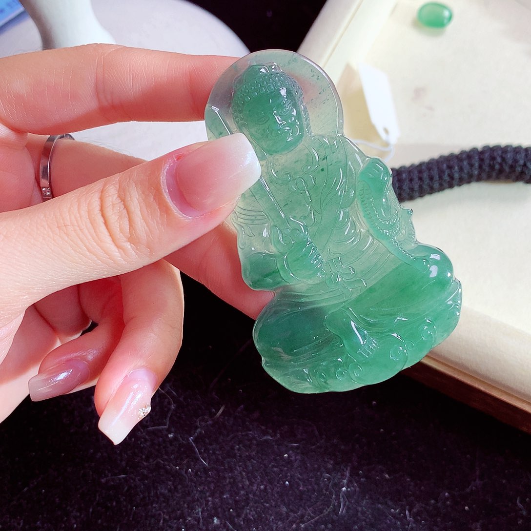 颈饰未镶嵌翡翠天然