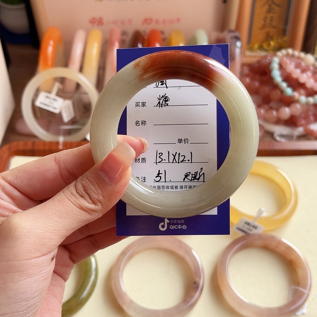 薄****石英质玉未镶嵌手镯