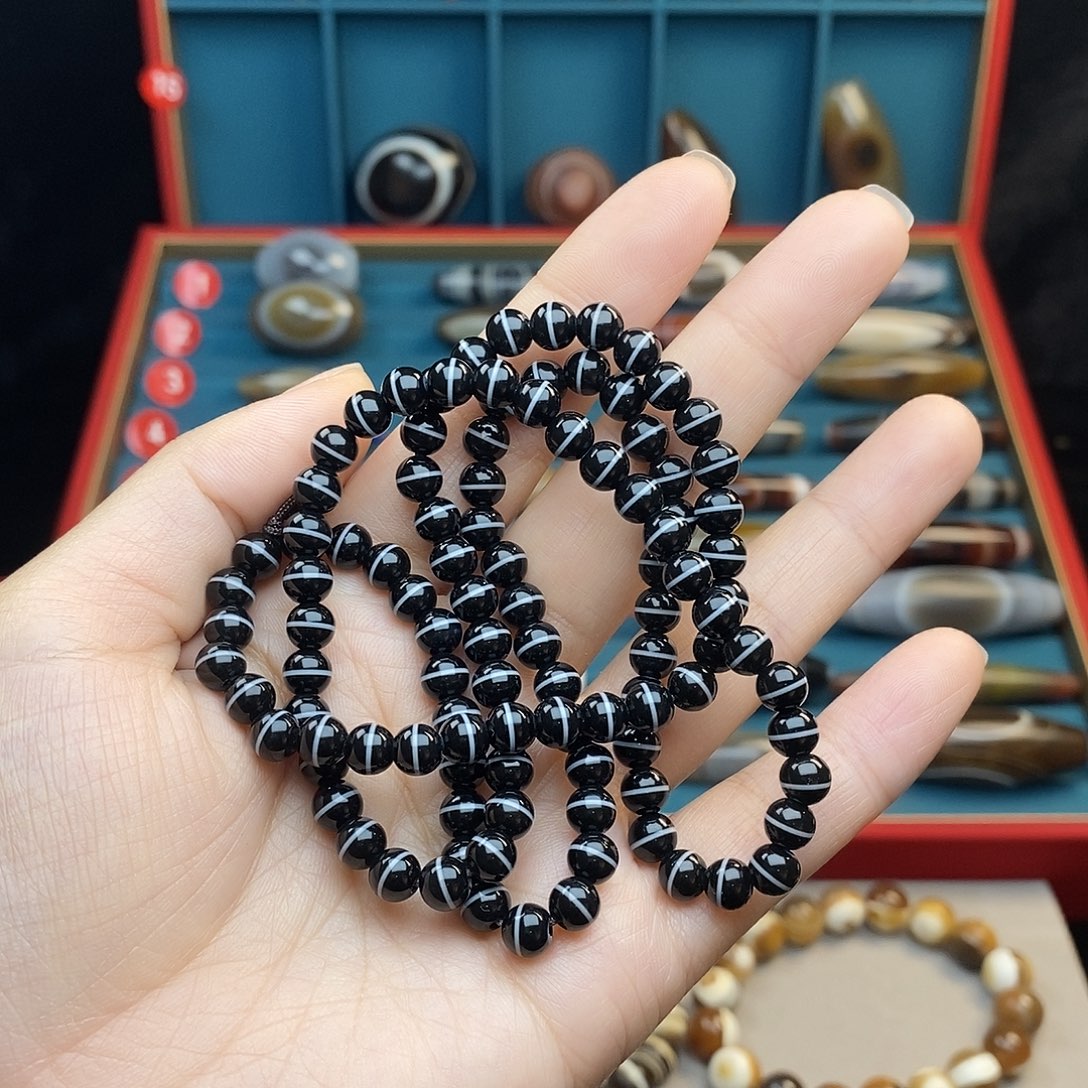 一***辰未镶嵌颈饰玛瑙/玉髓